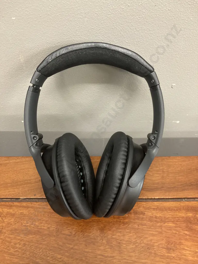 Bose QuietComfort Headphones - Black With Carry Case Image 1++